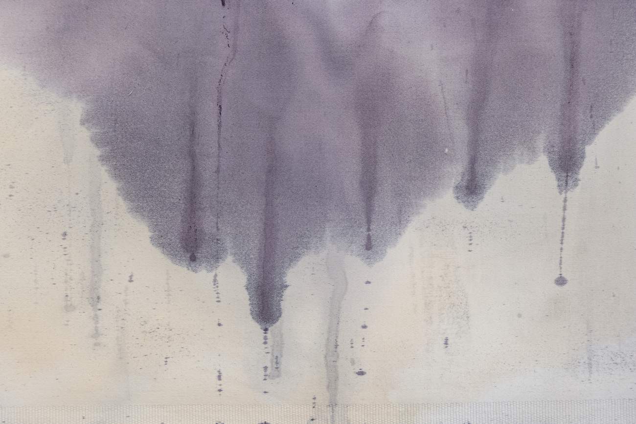 Detalhe dos escorridos de tinta lilás sobre tecido, obra Talho, de Bia Távora